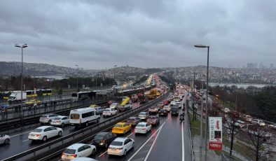İstanbul’da yağış trafiği felç etti