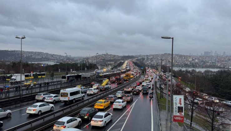 İstanbul’da yağış trafiği felç etti
